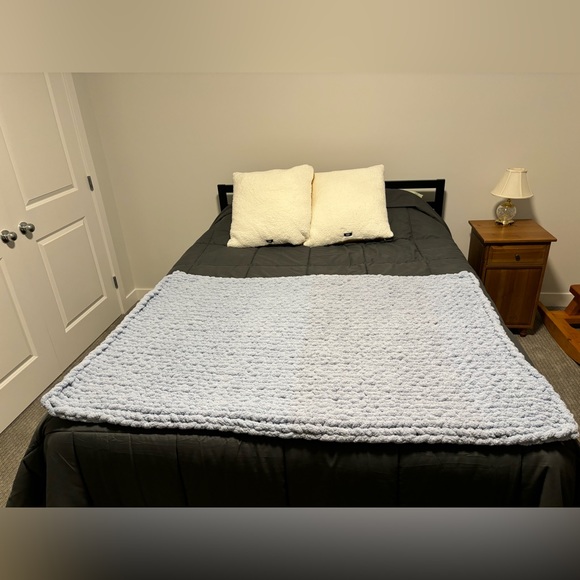 Handmade Chunky Blanket - Picture 4 of 5